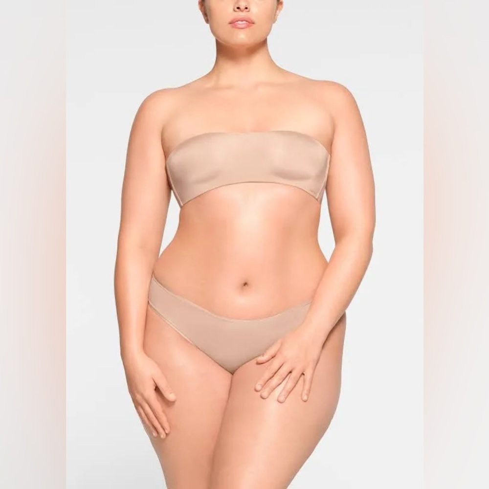 SKIMS Wireless Form Strapless Bra in Mica - Seamless Tan Bandeau